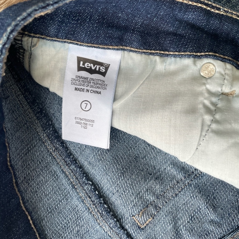 Levi’s Jean shorts - Picture 3 of 3